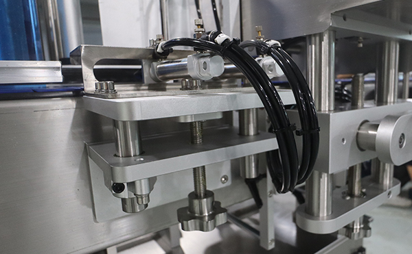 吹貼貼標機,滾貼貼標機,貼標機廠家，高臻智能